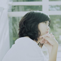 侧脸qq头像靠墙女生:意境任在_WWW.TQQA.COM