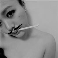 女生伤感灰色头像抽烟的:心是一座坟_WWW.TQQA.COM