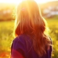 陪你度过四季永不分离:对着阳光的唯美高清大头_WWW.TQQA.COM