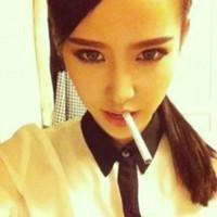 QQ非主流头像女生吸着烟感受寂寞_WWW.TQQA.COM