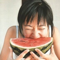 女生吃西瓜头像:吃西瓜的意境唯美女生头像:20_WWW.TQQA.COM