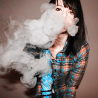 欧美女生吸烟头像_WWW.TQQA.COM