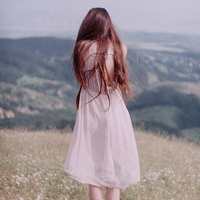 陪你把幸福装满:唯美女生背影长发头像:一个人不_WWW.TQQA.COM