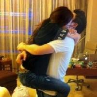 90后情侣kiss头像:时光盗不走爱人_WWW.TQQA.COM