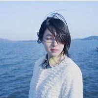 蓝色天空下的女生唯美头像:放手去爱_WWW.TQQA.COM