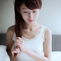 侧脸qq头像靠墙女生:意境任在_WWW.TQQA.COM