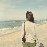海边背影唯美女生QQ头像:海天连一线_WWW.TQQA.COM