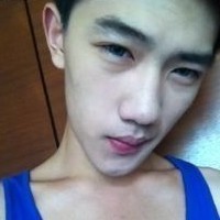 一男一女抱着小猫的QQ情侣头像:爱情就像候鸟_WWW.TQQA.COM