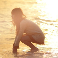 面对大海的唯美意境女生头像:我只想要面朝大海_WWW.TQQA.COM