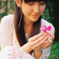 眼神交汇记住你甜蜜笑容::森系意境女生头像_WWW.TQQA.COM