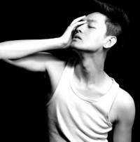 灰色帅哥头像:坚强的自己_WWW.TQQA.COM