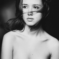 诡异的灰色qq头像:另类诡异恐怖的女生qq头像_WWW.TQQA.COM
