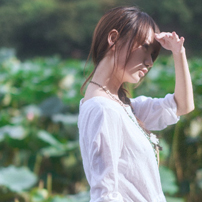qq头像阳光意境女生:表面现象_WWW.TQQA.COM