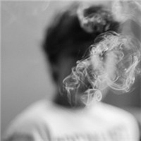 灰色帅哥头像:坚强的自己_WWW.TQQA.COM