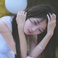 侧脸qq头像靠墙女生:意境任在_WWW.TQQA.COM