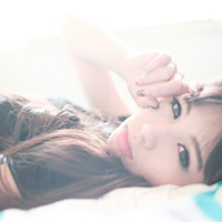 含着棒棒糖的可爱女生QQ头像:你的笑容扰我心弦_WWW.TQQA.COM