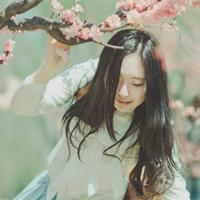 唯美拿白色花的女生头像:朦胧的意境_WWW.TQQA.COM
