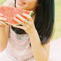 女生吃西瓜头像:吃西瓜的意境唯美女生头像:20_WWW.TQQA.COM
