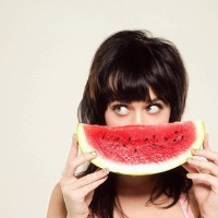 女生吃西瓜头像:吃西瓜的意境唯美女生头像:20_WWW.TQQA.COM