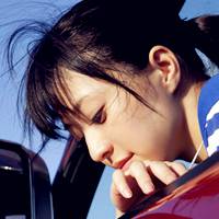 QQ唯美清新女生头像:承载一颗心_WWW.TQQA.COM