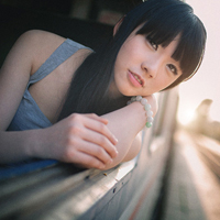 QQ绿色头像:唯美女生养眼:城在心却空了_WWW.TQQA.COM