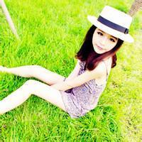 手里拿袋鱼的头像:蓝色背景唯美小清新_WWW.TQQA.COM