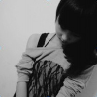 低着头的灰色长发女生头像:伴我左右_WWW.TQQA.COM