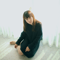 侧脸qq头像靠墙女生:意境任在_WWW.TQQA.COM
