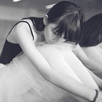 女生灰色qq头像:被爱情淘汰_WWW.TQQA.COM