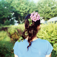 消失在人海的爱:森系背影头像女生:喜欢蓝色的百_WWW.TQQA.COM