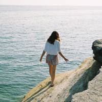 海边背影唯美女生QQ头像:海天连一线_WWW.TQQA.COM