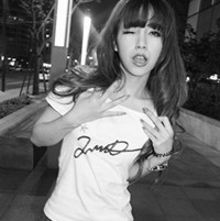 灰白色女生头像_WWW.TQQA.COM
