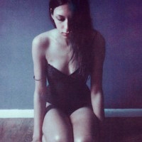 QQ非主流头像女生吸着烟感受寂寞_WWW.TQQA.COM
