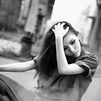 欧美黑白头像大全女生:笑容让我受尽折磨_WWW.TQQA.COM