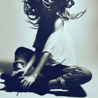 我只能在KTV说爱:伤感颓废黑白女生qq头像_WWW.TQQA.COM