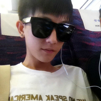 一男一女抱着小猫的QQ情侣头像:爱情就像候鸟_WWW.TQQA.COM
