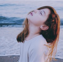 海边意境欧美女生头像_WWW.TQQA.COM