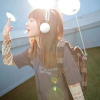 让想念的歌不在唱:带着耳机听着歌的唯美头像_WWW.TQQA.COM