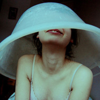 唯美阳光下女生头像:你的沉默我不懂_WWW.TQQA.COM