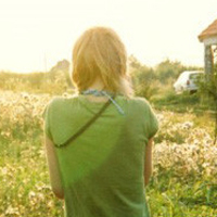 陪你把幸福装满:唯美女生背影长发头像:一个人不_WWW.TQQA.COM