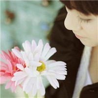 绿色意境女生头像:喜欢夏天闻雨的味道_WWW.TQQA.COM