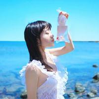 手里拿袋鱼的头像:蓝色背景唯美小清新_WWW.TQQA.COM