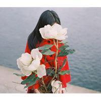 唯美拿白色花的女生头像:朦胧的意境_WWW.TQQA.COM