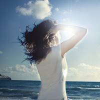 蓝色唯美qq头像意境海边女生:从此不难过_WWW.TQQA.COM