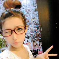 眼镜控气质可爱女生头像:属于我们的烟火_WWW.TQQA.COM