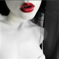 蹲着的欧美头像女生:时光被撕成碎片_WWW.TQQA.COM