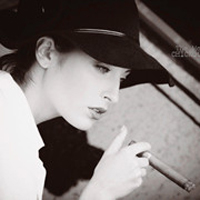 欧美颓废抽烟女生头像_WWW.TQQA.COM