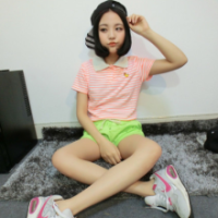 手里拿袋鱼的头像:蓝色背景唯美小清新_WWW.TQQA.COM