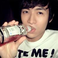 欧美头像男生喝酒_WWW.TQQA.COM