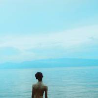 海边唯美男生头像:勾起的回忆_WWW.TQQA.COM